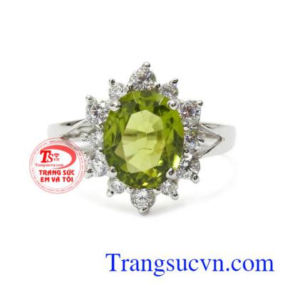 Nhẫn nữ bạc Peridot nữ tính không chỉ mang lại may mắn cho người đeo mà còn rất hợp thời trang.
