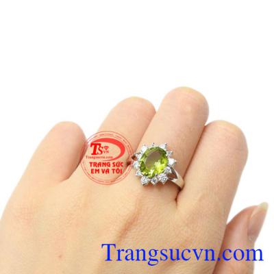 Nhẫn nữ bạc Peridot nữ tính là món quà lí tưởng để làm quà tặng.