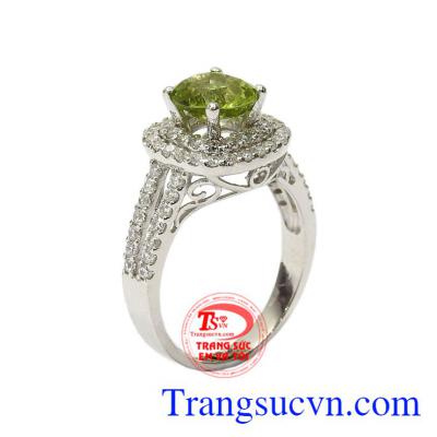Nhẫn nữ bạc Peridot thanh tao được chạm khắc tinh xảo, hoa văn sắc nét.