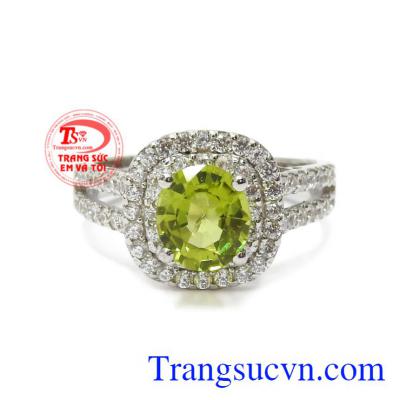 Nhẫn nữ bạc Peridot thanh tao được chế tác từ đá Peridot thiên nhiên mang lại vẻ thanh tao, nữ tính cho nữ giới.