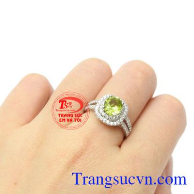 Nhẫn nữ bạc Peridot thanh tao đeo hợp thời trang, phong cách.