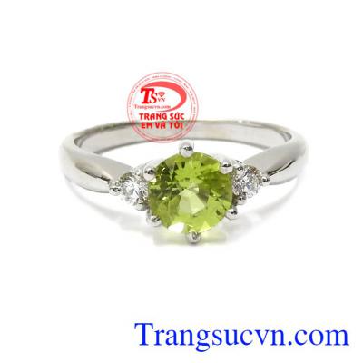 Nhẫn nữ bạc Peridot thanh tú được thiết kế hoa cùng trang nhã, không khoa trương nhưng vẫn mang lại vẻ đẹp cho các quý cô.