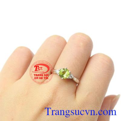 Nhẫn nữ bạc Peridot thanh tú tinh tế, thời trang.