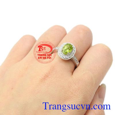 Nhẫn nữ bạc Peridot thiên nhiên mang lại may mắn, đeo hợp thời trang.