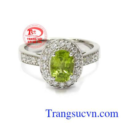 Nhẫn nữ bạc Peridot thiên nhiên sẽ là sự lựa chọn hoàn hảo cho những người mang mệnh Mộc và Hỏa.