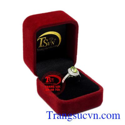 Nhẫn nữ bạc Peridot thiên nhiên chất lượng.