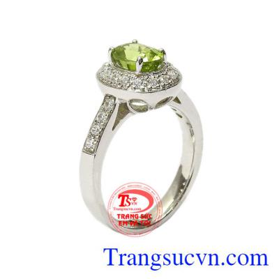 Nhẫn nữ bạc Peridot thiên nhiên được chế tác tinh xảo, xinh xắn.