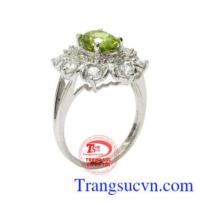 Nhẫn nữ bạc Peridot thịnh vượng