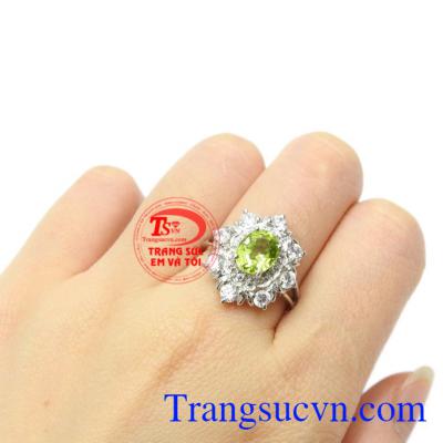 Nhẫn nữ bạc Peridot thịnh vượng, trang sức Em và Tôi đảm bảo về chất lượng sản phẩm.