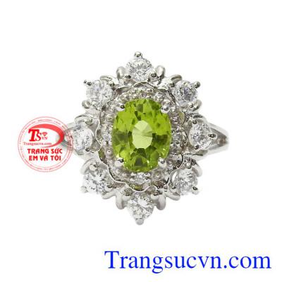 Nhẫn nữ bạc Peridot thịnh vượng đeo hợp thời trang, thanh thoát.