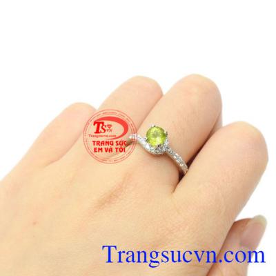 Nhẫn nữ bạc Peridot mang lại vẻ dịu dàng cho phái đẹp.