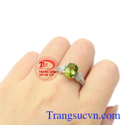 Nhẫn nữ bạc Peridot tinh tế có giấy kiểm định uy tín, đảm bảo chất lượng.