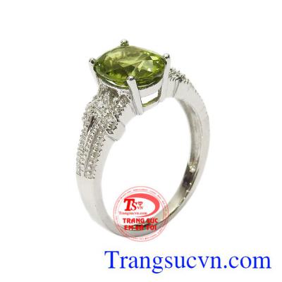 Nhẫn nữ bạc Peridot tinh tế được thiết kế vô cùng tỉ mỉ, màu sắc bắt mắt, sáng bóng.
