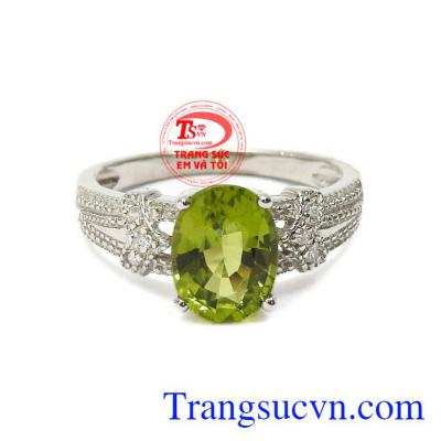 Nhẫn nữ bạc Peridot tinh tế mang lại vẻ đẹp mỹ miều, kiêu sa cho người đeo.