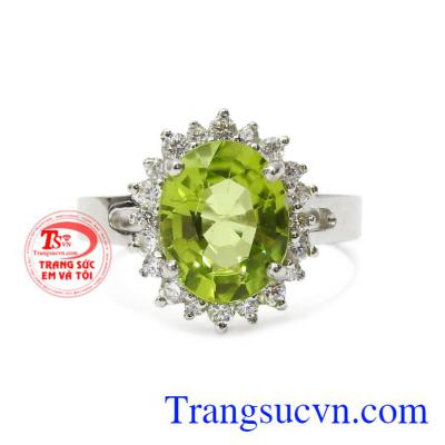 Nhẫn nữ bạc Peridot trang nhã sẽ là sự lựa chọn đầy ý nghĩa để dành tặng cho người thương vào những dịp lễ tết.