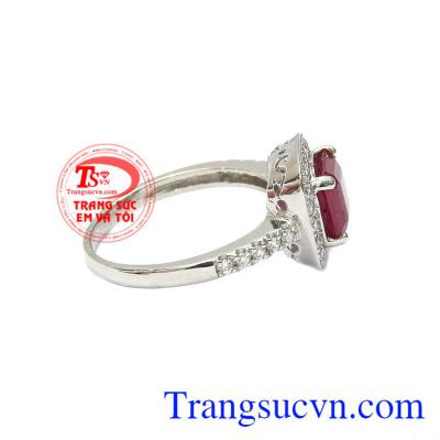 Kiểu dáng trẻ trung, phong cách giúp người đeo dễ dàng kết hợp cùng nhiều kiểu trang phục. Nhẫn nữ bạc ruby kiêu sa