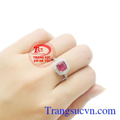 Sản phẩm là món quà ý nghĩa để dành tặng cho người thương yêu của bạn. Nhẫn nữ bạc ruby kiêu sa.