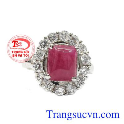 Nhẫn nữ bạc ruby quý phái được thiết kế với phong cách sang trọng và tinh tế.