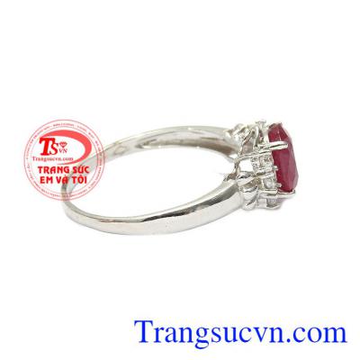 Thiết kế sang trọng và quý phái cho các chị em phụ nữ càng thêm duyên dáng hơn. Nhẫn nữ bạc ruby kiêu sa