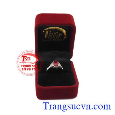 Nhẫn nữ bạc ruby kiêu sa là món quà không ai có thể chối từ. 