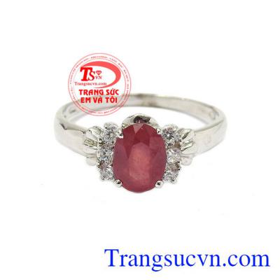 Nhẫn nữ bạc ruby kiêu sa là sự kết hợp hoàn hảo từ đá ruby thiên nhiên và bạc. 
