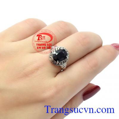 Mang vẻ đẹp hoàn hảo, đá Sapphire được coi là biểu tượng của sự toàn vẹn, mang lại hiệu quả tối ưu,Nhẫn nữ bạc Sapphire cá tính