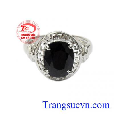 Với thiết kế đơn giản, tinh tế nhưng vẫn toát lên vẻ cá tính,Nhẫn nữ bạc Sapphire cá tính