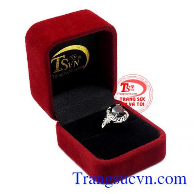 Chúng rất hữu ích trong việc giúp chủ nhân đưa ra những quyết định sáng suốt, công bằng và tích cực về những vấn đề liên quan đến pháp lý, công lý,Nhẫn nữ bạc Sapphire cá tính