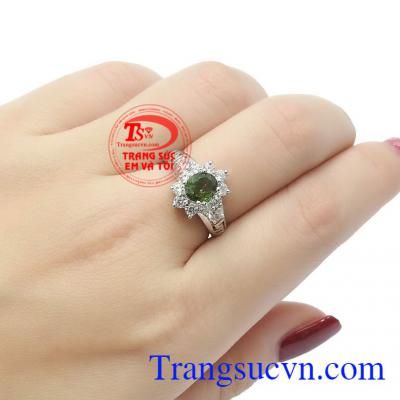 Một số loại đá Sapphire còn có khả năng đem lại trí tuệ và tri thức, chúng giúp các nhà khoa học nhận được những tri thức từ các nền văn minh cổ đại khi đang mơ hoặc đang thiền,Nhẫn nữ bạc Sapphire quý phái