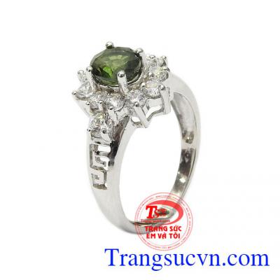 Nhẫn nữ bạc Sapphire quý phái là sản phẩm đá Sapphire có năng lực cảm thụ, giúp giảm huyết áp, chống mất ngủ, đau lưng hiệu quả,Nhẫn nữ bạc Sapphire quý phái