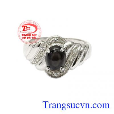 Ý nghĩa của đá sapphire trong phong thủy là biểu tượng của tình yêu, hôn nhân bền vững, sự giàu có và lòng chung thủy,Nhẫn nữ bạc Sapphire sao đẹp