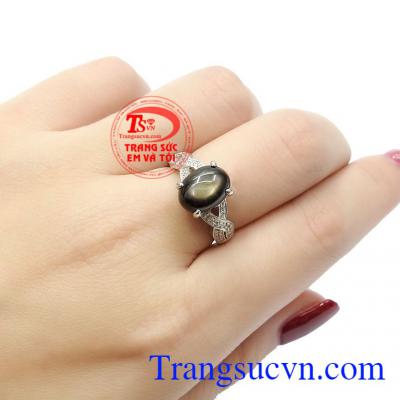 Theo thuyết ngũ hành, đá Sapphire là bùa may mắn cho những người mệnh Mộc, mệnh Thủy,Nhẫn nữ bạc Sapphire sao