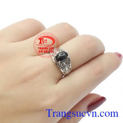 Người ta tin rằng, mỗi khi cảm thấy bất an, chỉ cần nhìn vào viên đá Sapphire lấp lánh, bạn sẽ cảm nhận được sự trong sáng và thuần khiết,Nhẫn nữ bạc Sapphire thiên nhiên