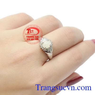 Bên cạnh đó, đá Sapphire cũng giúp người đeo tìm thấy sự thanh thản và khao khát sự chân thành, giữ tâm hồn luôn sáng trong cuộc sống đầy khó khăn, mỏi mệt,Nhẫn nữ bạc Sapphire trắng