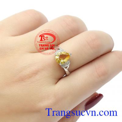 Về phong thủy, thạch anh tóc vàng thu hút tài lộc, phú quý là một trong những công dụng vô cùng quan trọng của đá thạch anh vàng,Nhẫn nữ bạc thạch anh vàng cao cấp