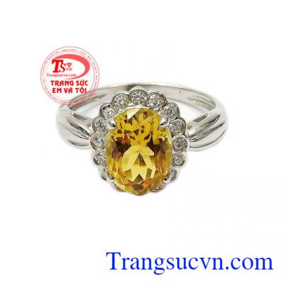 Với kiểu dáng bắt mắt, hợp thời trang cùng điểm nhấn là viên đá thạch anh vàng chính giữa bao quanh là những viên đá kết cz làm tăng vẻ nổi bật cho sản phẩm,Nhẫn nữ bạc thạch anh vàng nữ tính