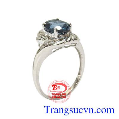 Nhẫn nữ bạc Topaz tài lộc được thiết kế sắc nét, độc đáo từ đá Topaz thiên nhiên. 