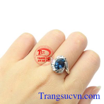 Nhẫn nữ bạc Topaz tài lộc sẽ là món quà vô cùng tình tế dành tặng cho người thân, bạn bè.