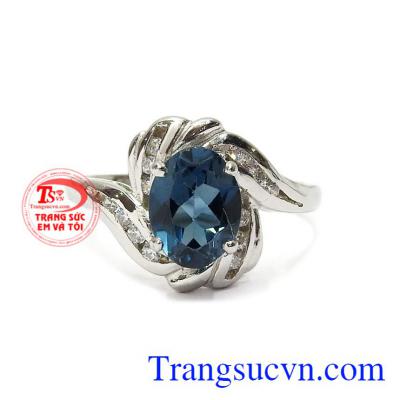 Nhẫn nữ bạc Topaz tài lộc phù hợp cho những người mang mệnh Thủy và Mộc.
