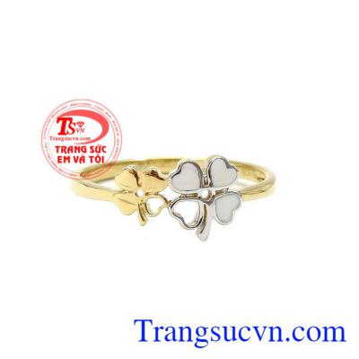 Nhẫn nữ cỏ bốn lá đẹp được chế tác từ vàng tây 18k bền đẹp.