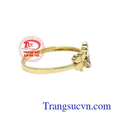 Thiết kế trẻ trung, năng động thích hợp cho các bạn gái sử dụng hằng ngày. Nhẫn nữ cỏ bốn lá đẹp