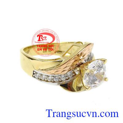 Thiết kế sang trọng, quyến rũ giúp dôi tay phụ nữ càng thêm sức hút hơn. Nhẫn nữ vàng màu quý phái