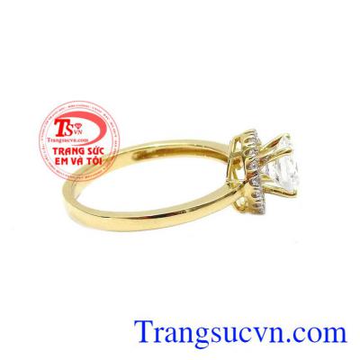 Thiết kế nhẹ nhàng làm tôn lên vẻ đẹp nữ tính của người phụ nữ. Nhẫn nữ vàng màu tinh tế