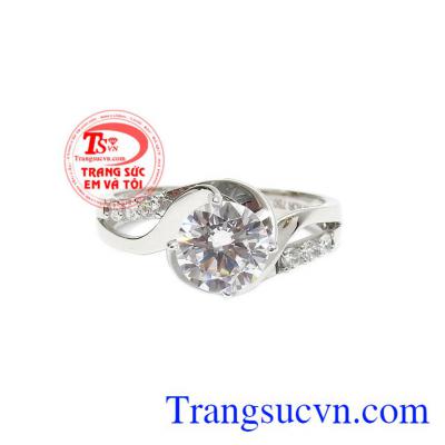 Nhẫn nữ vàng trắng cuốn hút chế tác từ vàng trắng 18k kết hợp cùng đá cz tạo lên một sản phẩm hoàn hảo.