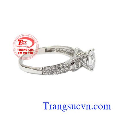 Thiết kế sang trọng, nữ tính làm tôn lên nét đẹp của người đeo. Nhẫn nữ vàng trắng hoàn hảo