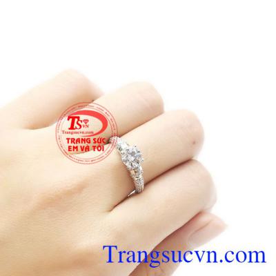 Với phong cách trang nhã này rất dễ để các chị em kết hợp trang phục và phụ kiện. Nhẫn nữ vàng trắng hoàn hảo