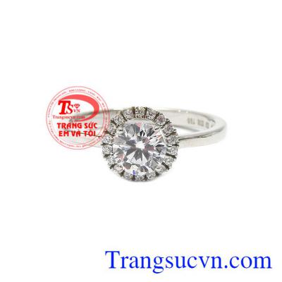 Nhẫn nữ vàng trắng kiêu kỳ được chế tác từ vàng trắng 18k và đá cz lấp lánh. 
