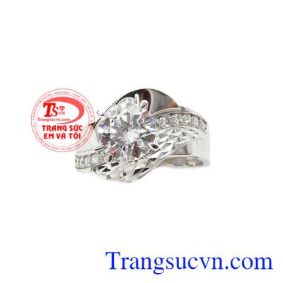 Nhẫn nữ vàng trắng quyến rũ mang thiết kế sang trọng, quý phái.