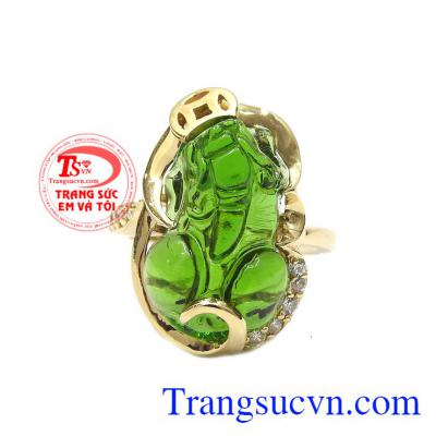 Nhẫn tỳ hưu mệnh hỏa may mắn được chế tác từ vàng tây 14k cùng với đá nhân tạo màu xanh lá cây hợp mệnh.