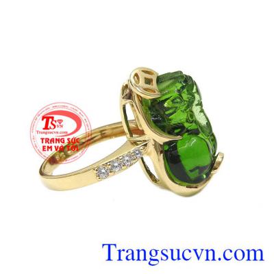 Trong phong thủy, tỳ hưu là linh vật giữ của, mang lại may mắn và tài lộc cho gia chủ. Nhẫn tỳ hưu mệnh hỏa may mắn